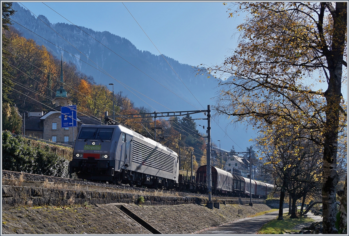 The NOVELIS  189 990 with his Cargo train near Villeneuve. 

20.11.2017