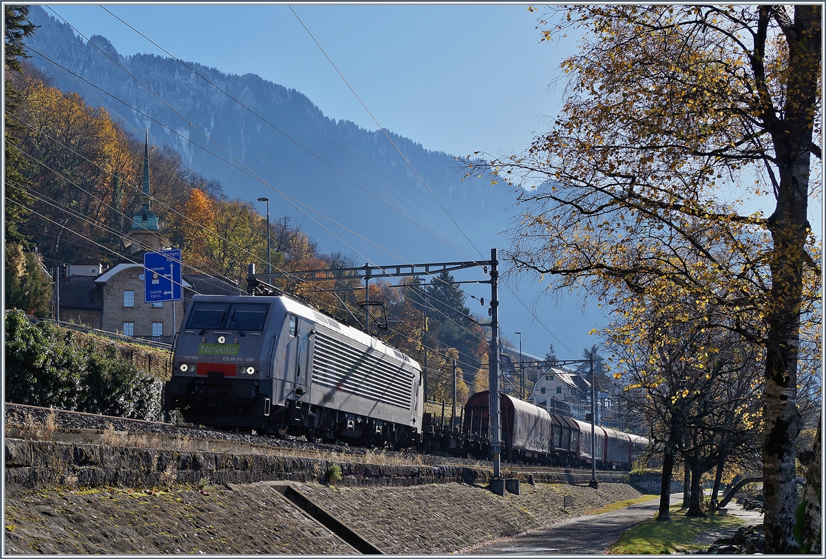 The NOVELIS  189 990 with his Cargo train near Villeneuve. 

20.11.2017