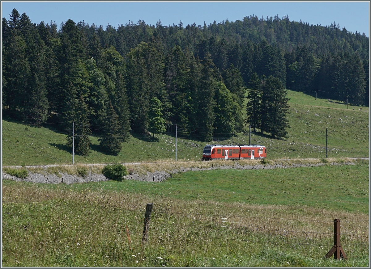 The NStCM ABe 4/8 407-408 on the way to Nyon by La Giverine. 

10.08.2021