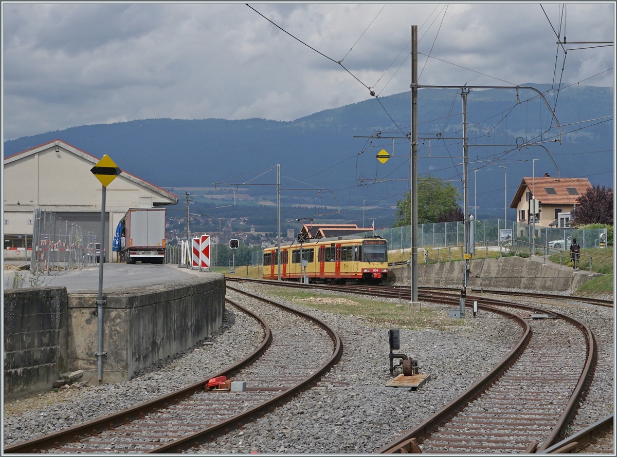 The OC / TRAVYS Be 4/8 004 (94 80 0450 004-7) is arriving in Orbe. This is the Oc service  26945 from Orbe to Chavornay.

04.07.2022
