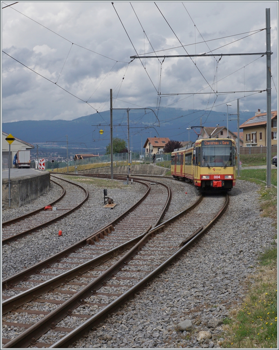 The OC/TRAVAYS Be 4/8 004 (0948000 450 004-7 GT8-100D/2S) is arriving at Chavornay. 

4. Juli 2022