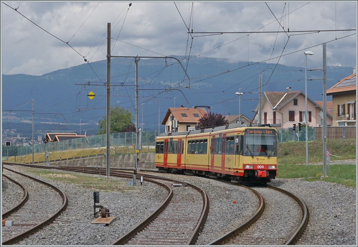 The OC/TRAVAYS Be 4/8 004 (0948000 450 004-7 GT8-100D/2S) is arriving at Chavornay.

4. Juli 2022 