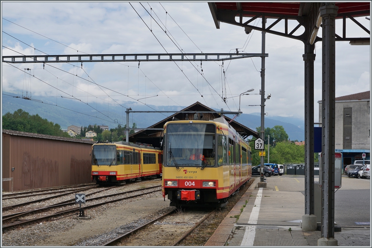 The OC/TRAVAYS Be 4/8 004 (0948000 450 004-7 GT8-100D/2S) and an other one in Orbe 

 4. Juli 2022