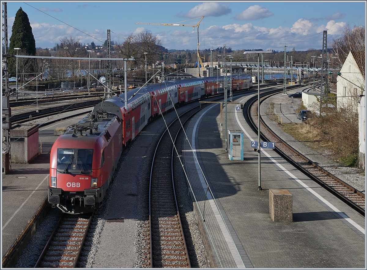 The ÖBB 1016 038 with a RE is arriving at Lindau.
16.03.2018