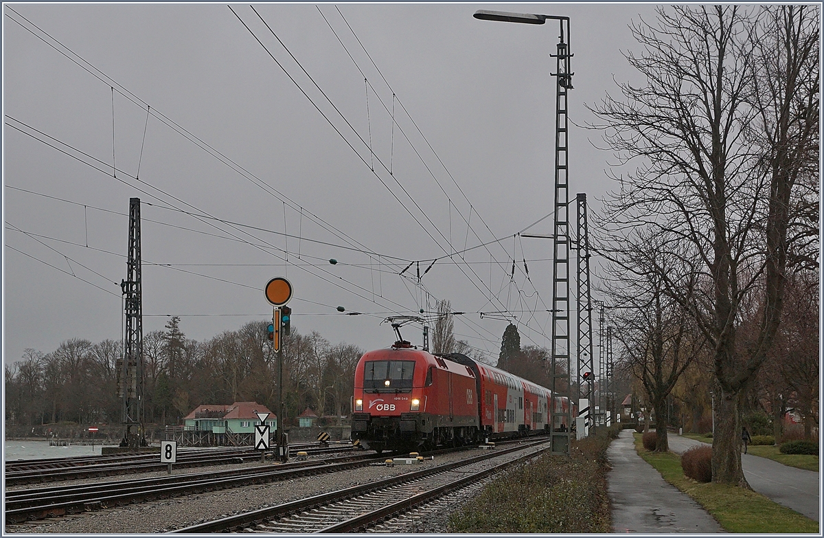 The ÖBB 1016 043 is arriving by a bad weather in Lindau.

14.03.2019