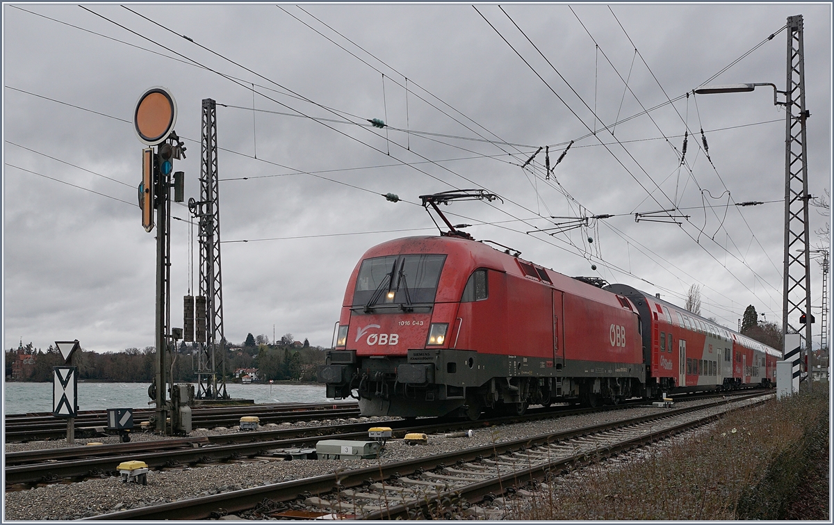 The ÖBB 1016 043 wiht his local train is arriving at Lindau. 

15.03.2019