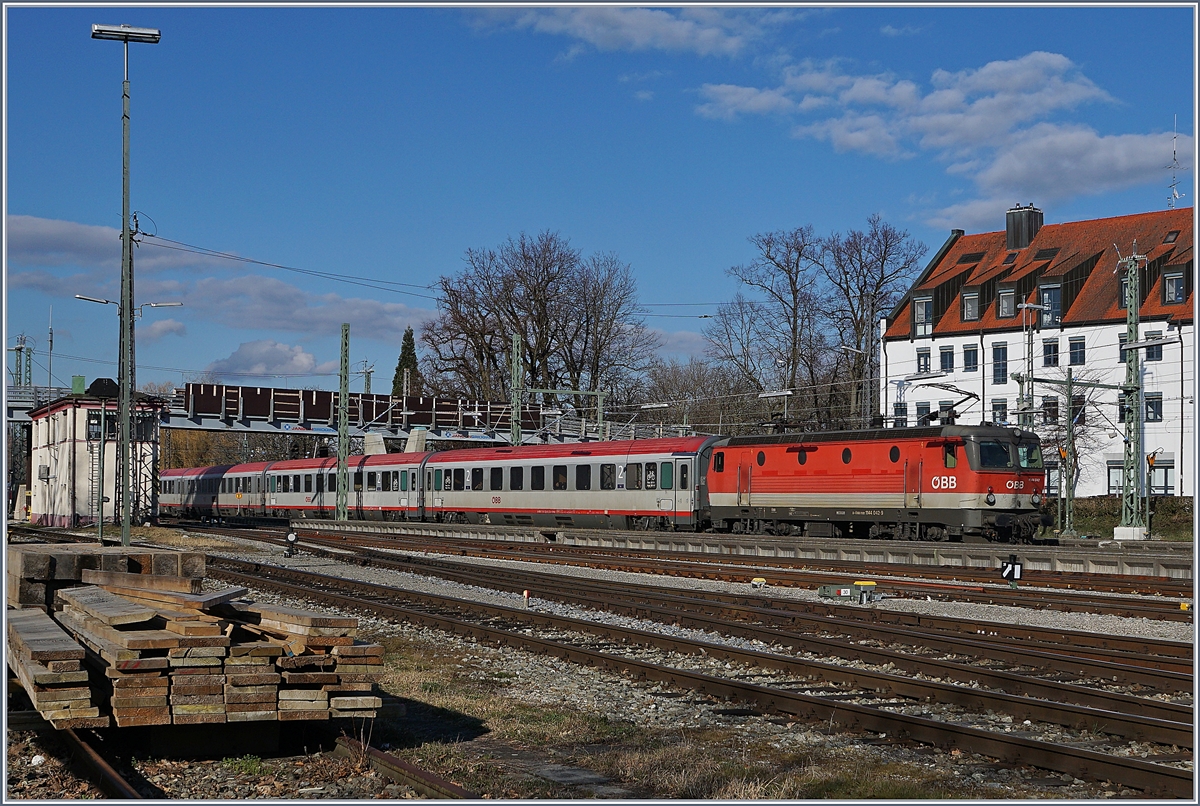 The ÖBB 11144 403 wiht the IC  Bodensee  on the way to Innsbruck in Lindau Main Station. 16.03.2018