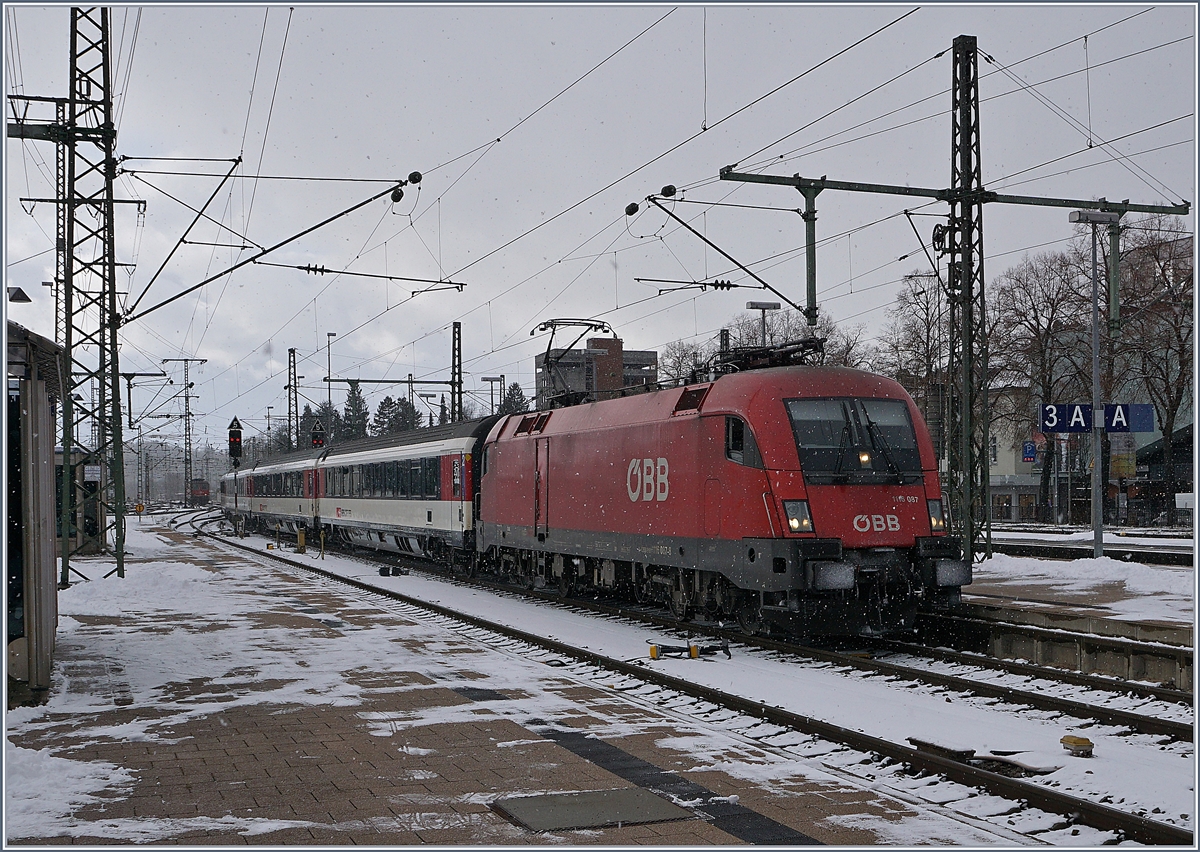 The ÖBB 1116 087 wiht his IC from Stuttgart to Zürich is arriving at Singen.
09.12.2017