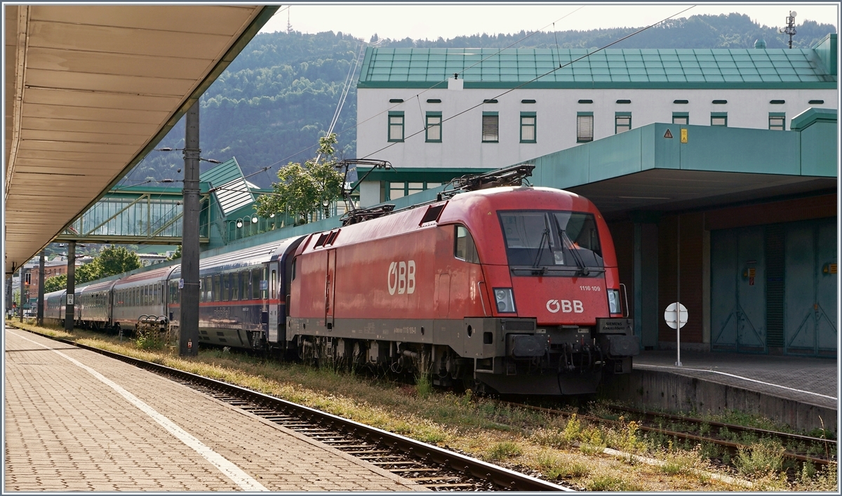 The ÖBB 1116 109 with an Night-Jet in Bergenz.
11.07.2017