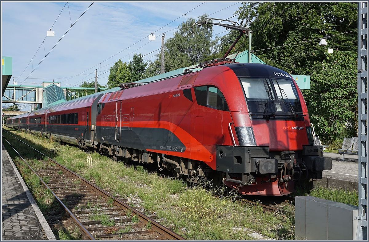 The ÖBB 1116 152 with the RJ 865 to Wien in Bregenz.
11.07.2017
