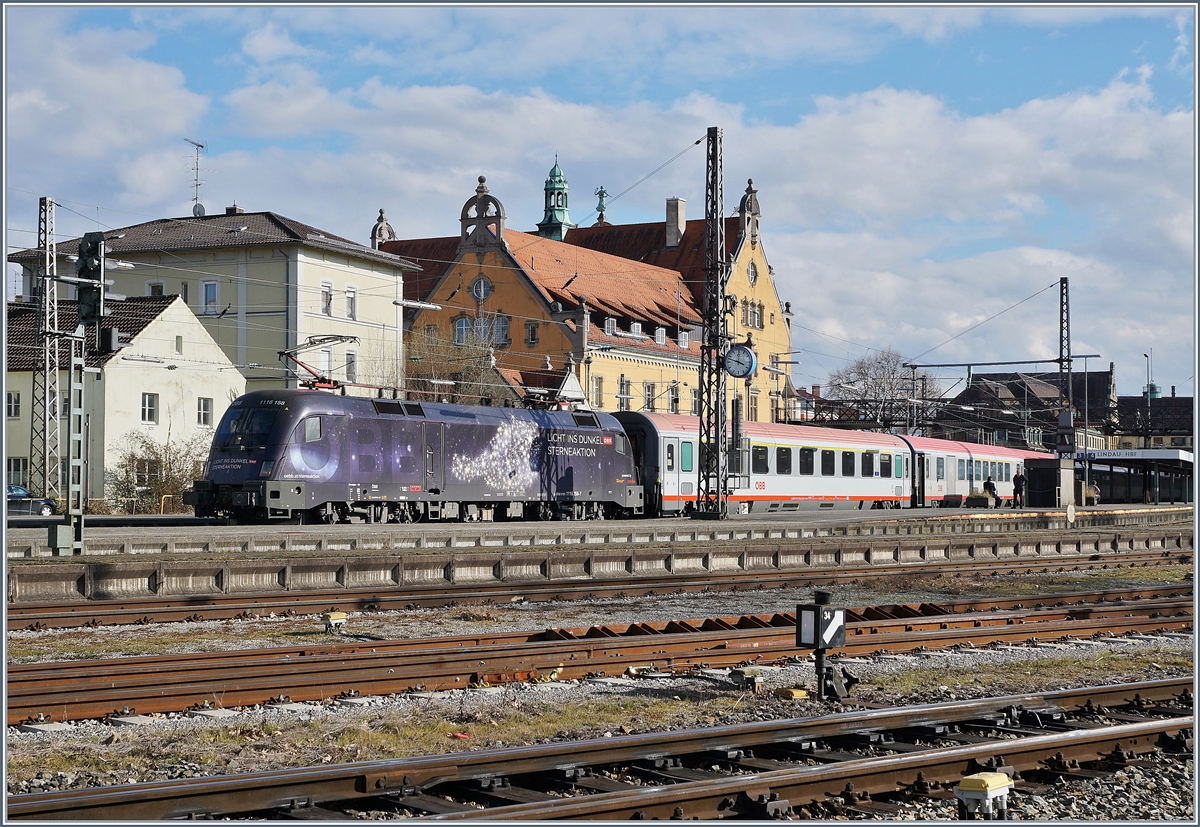 The ÖBB 1116 158  Litgh on the Darkness  wiht the IC  Bodensee  on the way to Lindau in Lindau Main Station.
16.03.2018