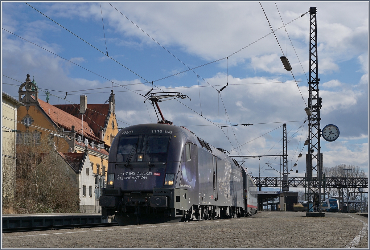 The ÖBB 1116 158  Litgh on the Darkness  wiht the IC  Bodensee  in Lindau Main Station. 16.03.2018