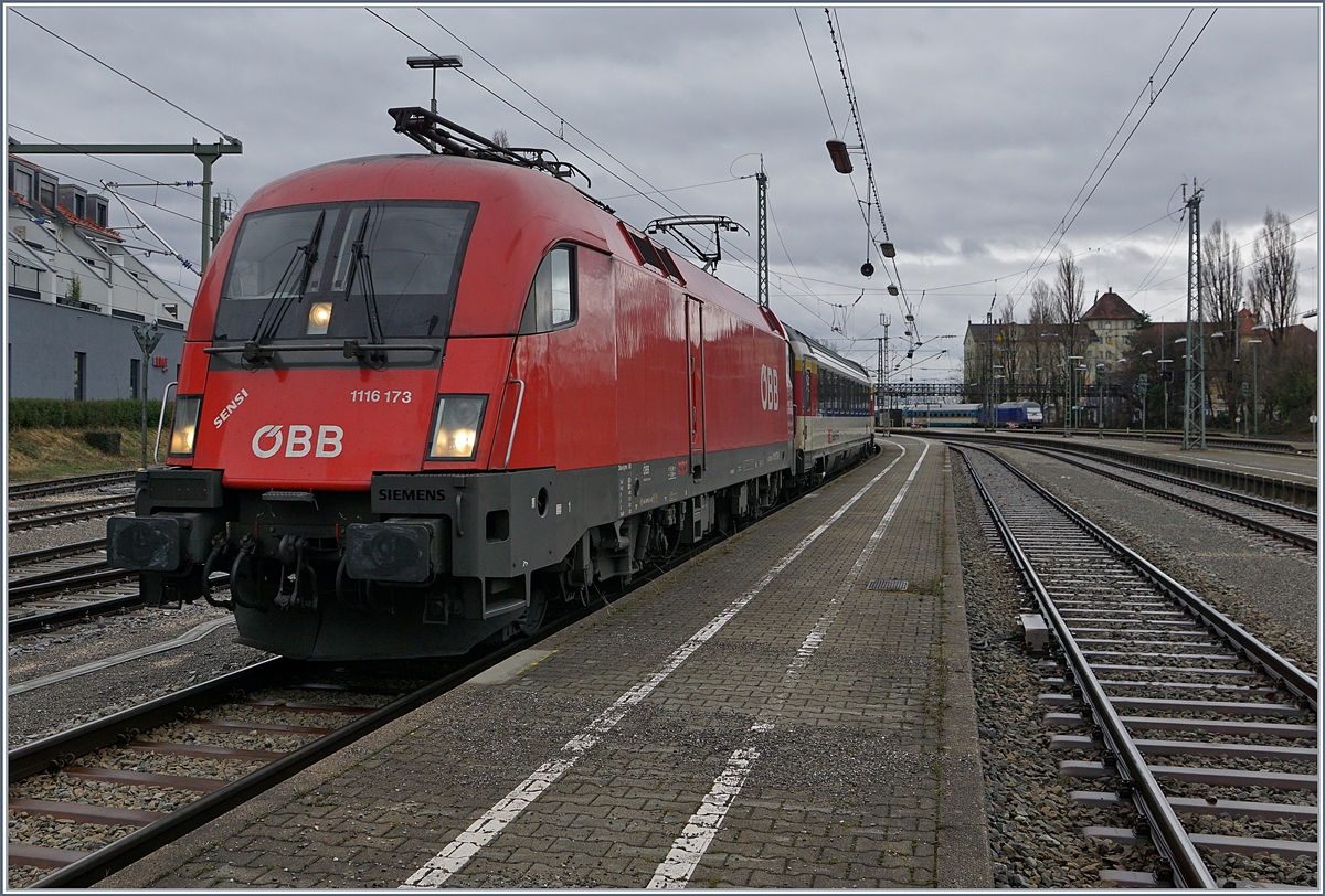 The ÖBB 1116 173  SENSI  with the EC 194 from München to Zürich in Lindau.

15.03.2019 