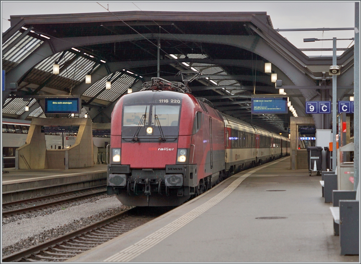 The ÖBB 1116 220 provides the “Transalpin” 19793 to Graz in Zurich. Although ÖBB locomotives are not uncommon in Zurich HB, they always come to Zurich with RJ sets. An ÖBB 1116 for SBB cars, however, is the exception. This is probably due to the fact that the train has the unusual route Zurich - Bregenz - Munich - Salzburg - Schwarzach St. Veit Bischofshofen - Leoben - Graz due to construction work. The EC Transalpin will run for 12 hours and 59 minutes.

Oct 19, 2023