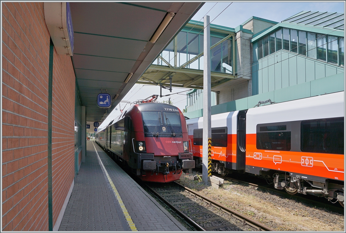 The ÖBB 1116 240 wiht his RJ from the Wien Airport is arriving at Bregenz.

18.06.2023