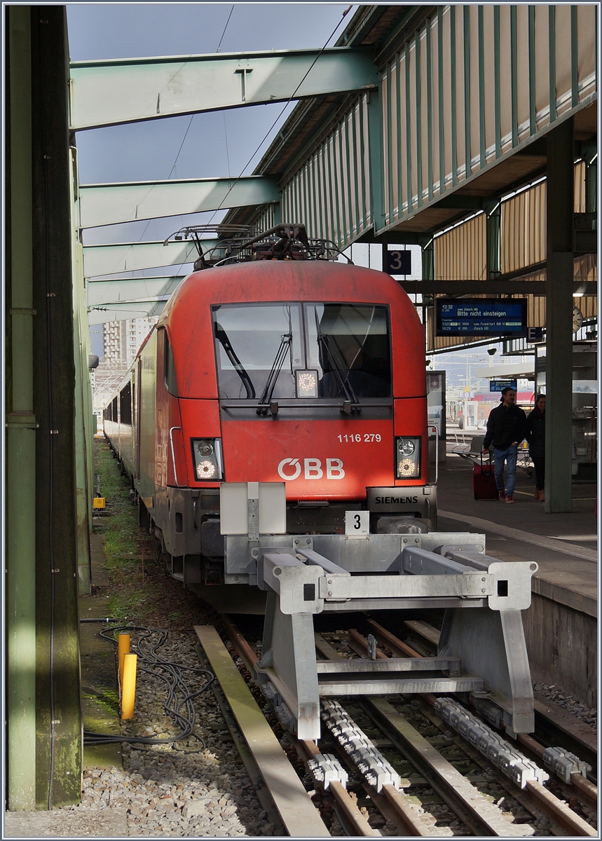 The ÖBB 1116 279 with his IC from Zürich in Stuttgart. 

02.01.2018

