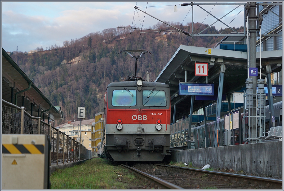 The ÖBB 1144 035 in Bregenz Hafen.
(This pictures was token from the open x-Crossing.)
16.03.2018