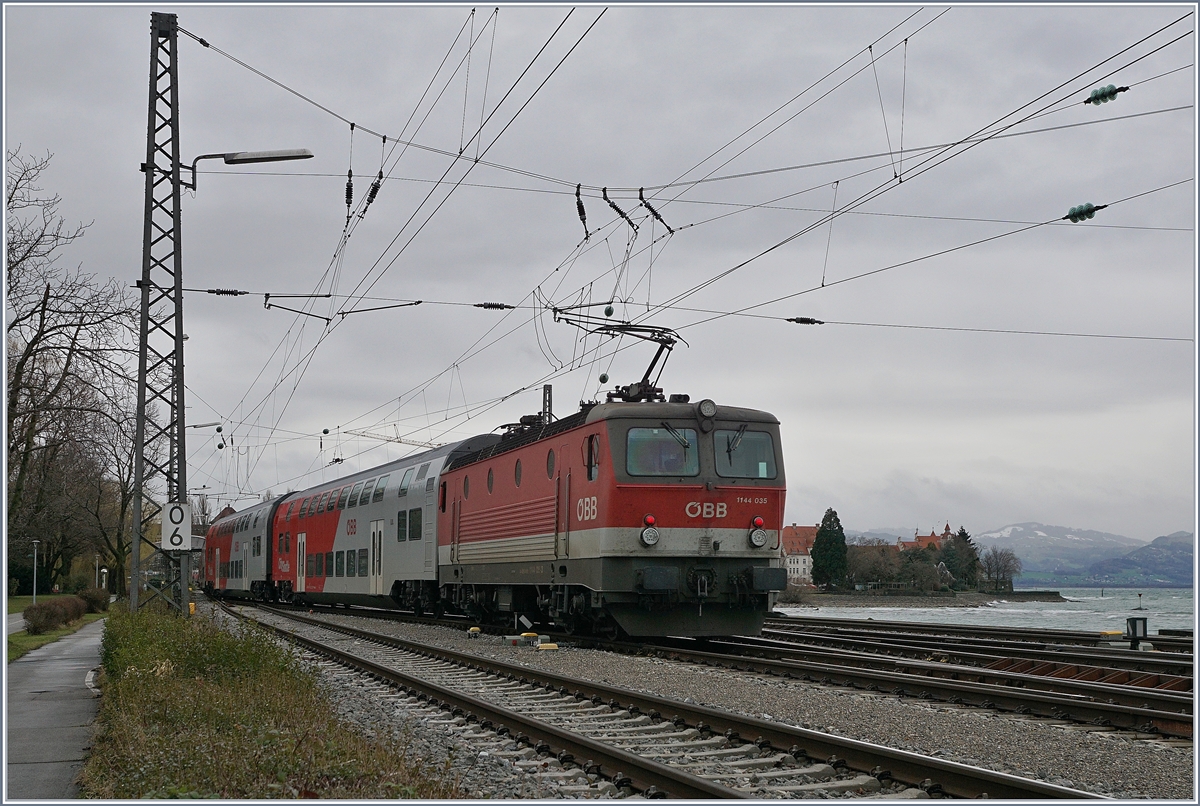 The ÖBB 1144 035 wiht a local train by his arrivng at Lindau .

15.03.2019 