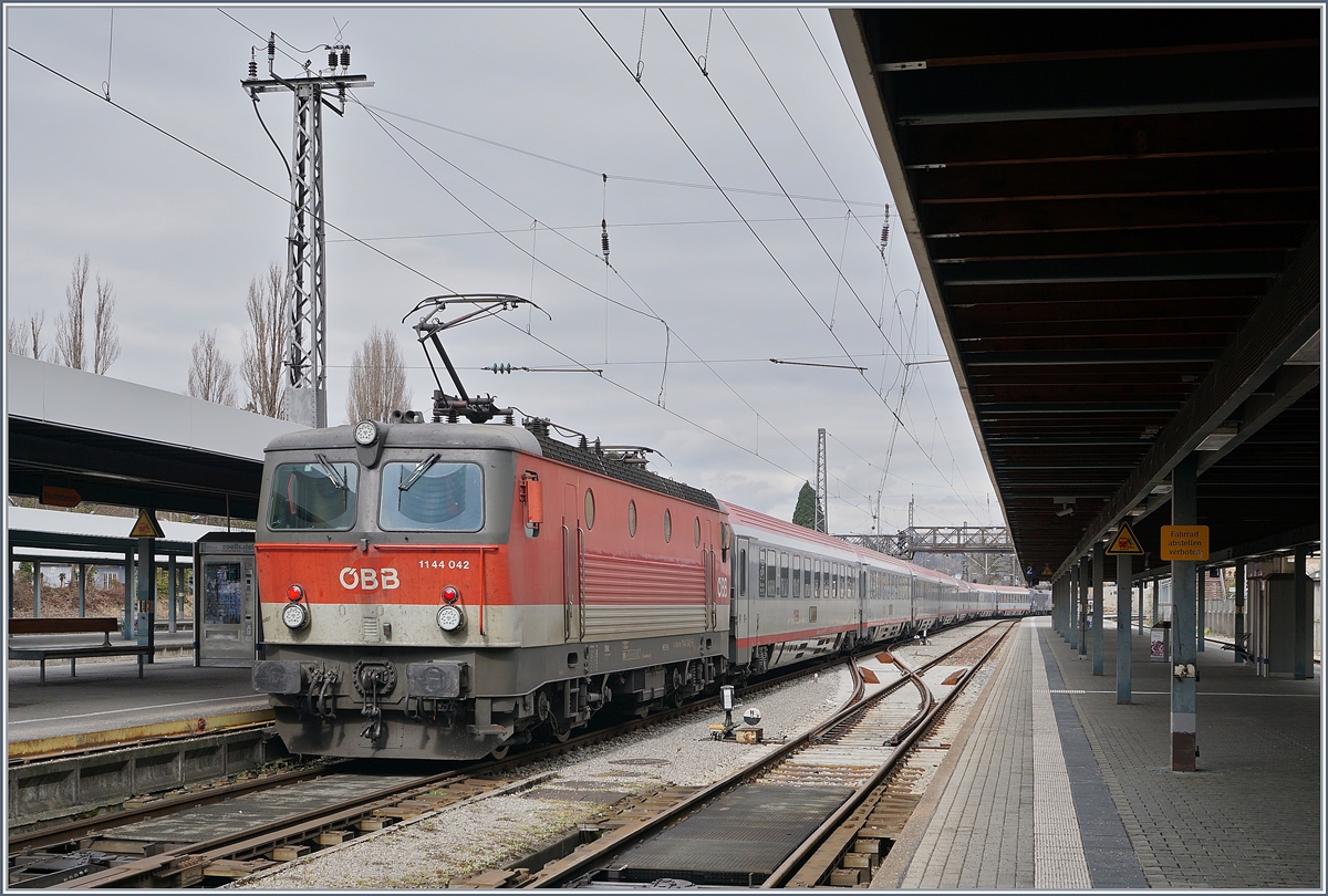 The ÖBB 1144 042 wiht the IC 118  Bodensee  in Lindau Main Station.
16.03.2018