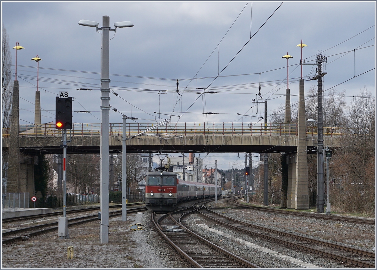 The ÖBB 1144 042 with the IC 118  Bodensee  is arriving at Bregenz.
16.03.2018