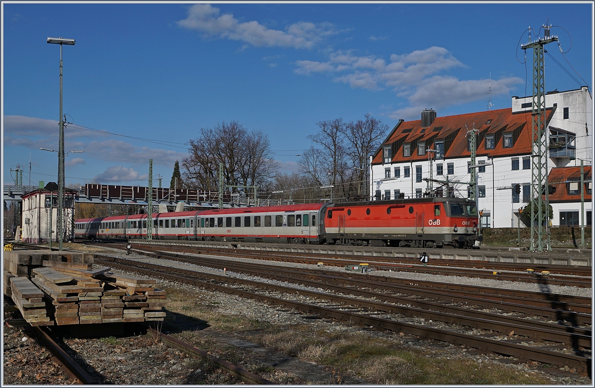 The ÖBB 1144 042 with the IC 119 Bodensee to Innsbruck in Lindau.
16.03.2018