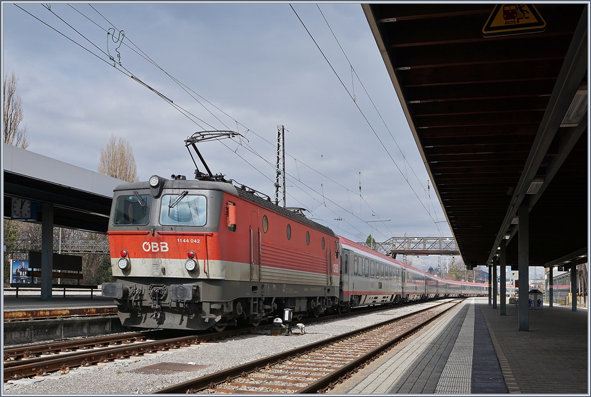 The ÖBB 1144 042 with the IC 119 in Lindau.

16.03.2018