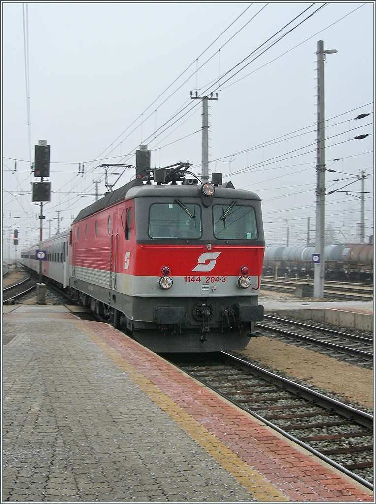 The ÖBB 1144 204-3 is arriving at Wörgel.
11.01.2007