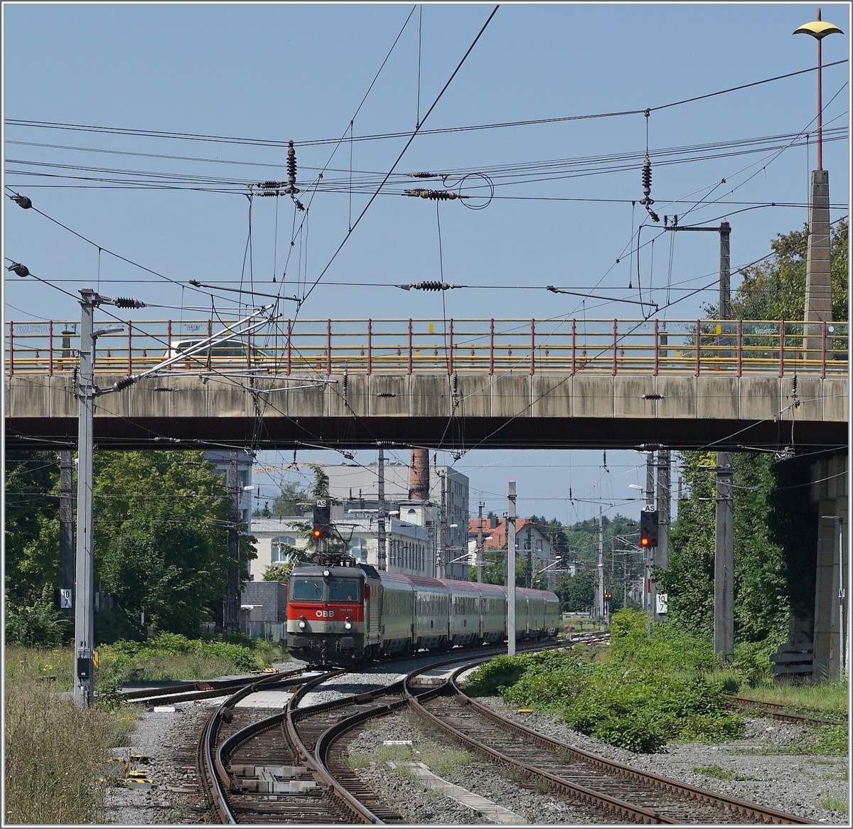 The ÖBB 1144 with his IC 118  Bodensee  is arriving at Bregenz. 

14.08.2021