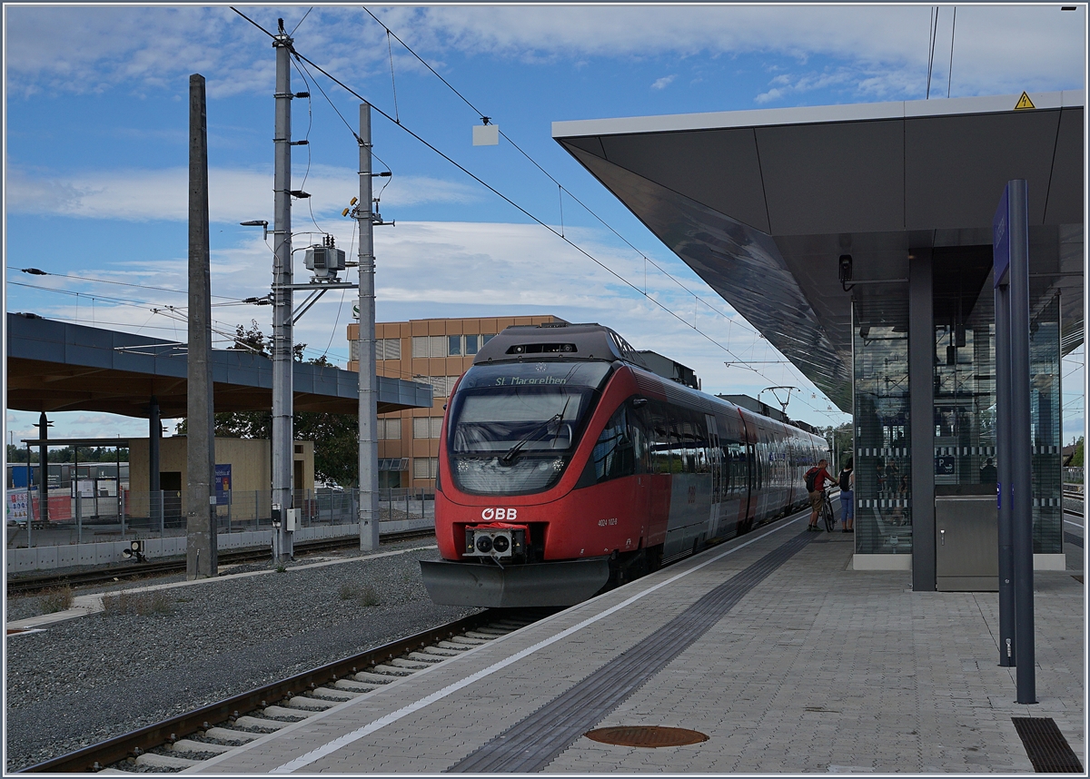 The ÖBB ET 4024 102-8 on the way to St Margrethen by his stop in Lustenau.
23.09.2018