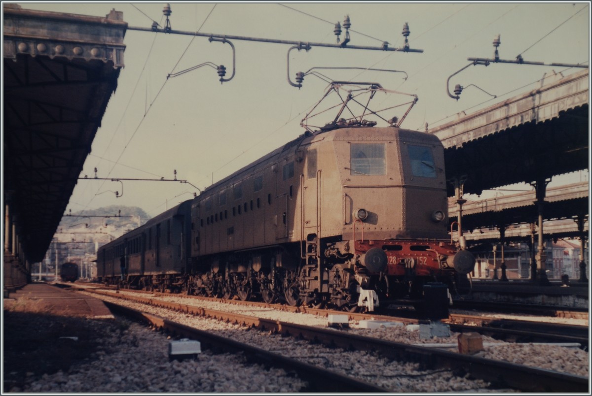 The old 428 152 with a local train in Arona 
 (October 1985) 