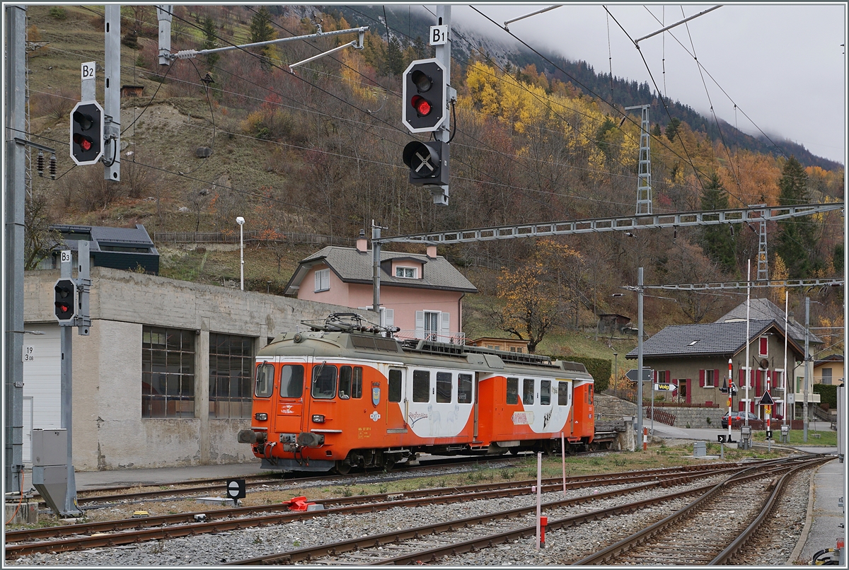 The old ABDe 4/4 N° 7 ( ABDe 537 507-9)  Bagnes  in Orsières. 

05.11.2020