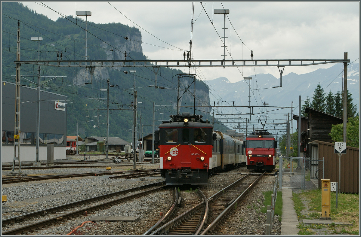 The old De 110 003-1 is arriving with his  Goldenpass  IR at Meiringen.
01.06.2012
