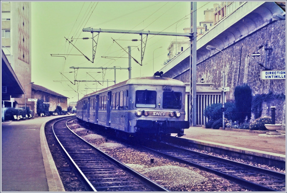 The old Monaco Monte Carlo Station wiht a SNCF local train.

16.06.1985

