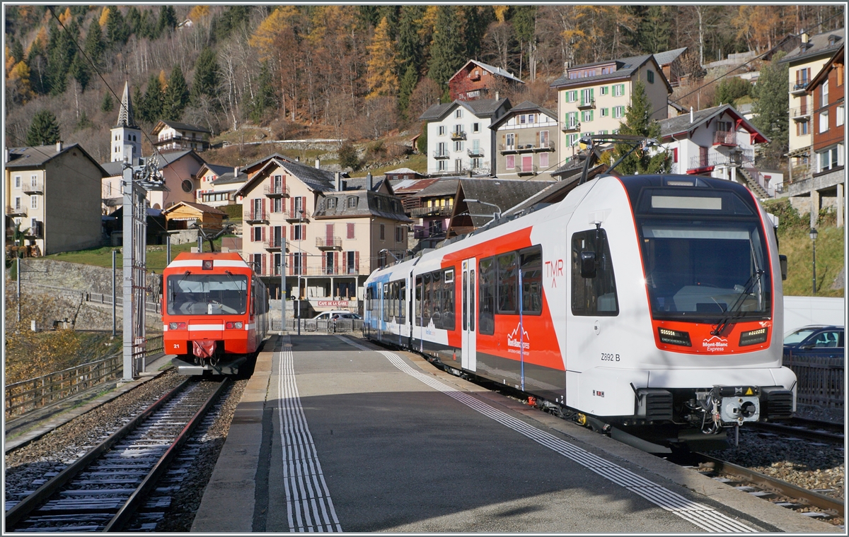 The old one is leaving, the new one is arriving: the TMR BDeh 4/8 21 (UIC 90 85 838 0872-4 CH-TMRSA) as R 26210 on its journey from Vernayaz to Vallorcine departs Finhaut, while the new TMR /SNCF Beh 4/8 92 / 983 (UIC 90 85 838 0892-2) awaits departure on a test run to Salvan.

November 19, 2025
