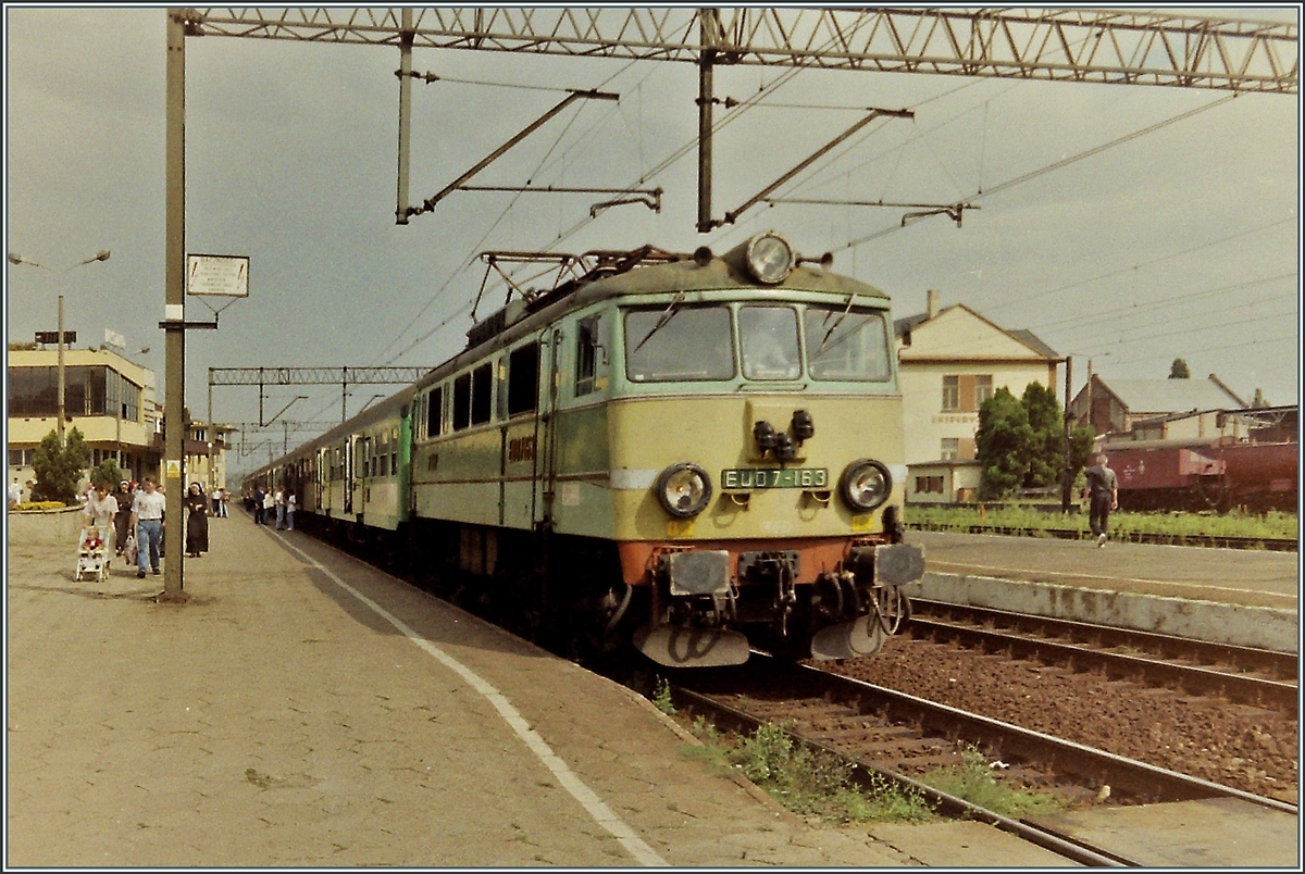 The PKP EU07 163 in Lescno. 

28.08.1994 