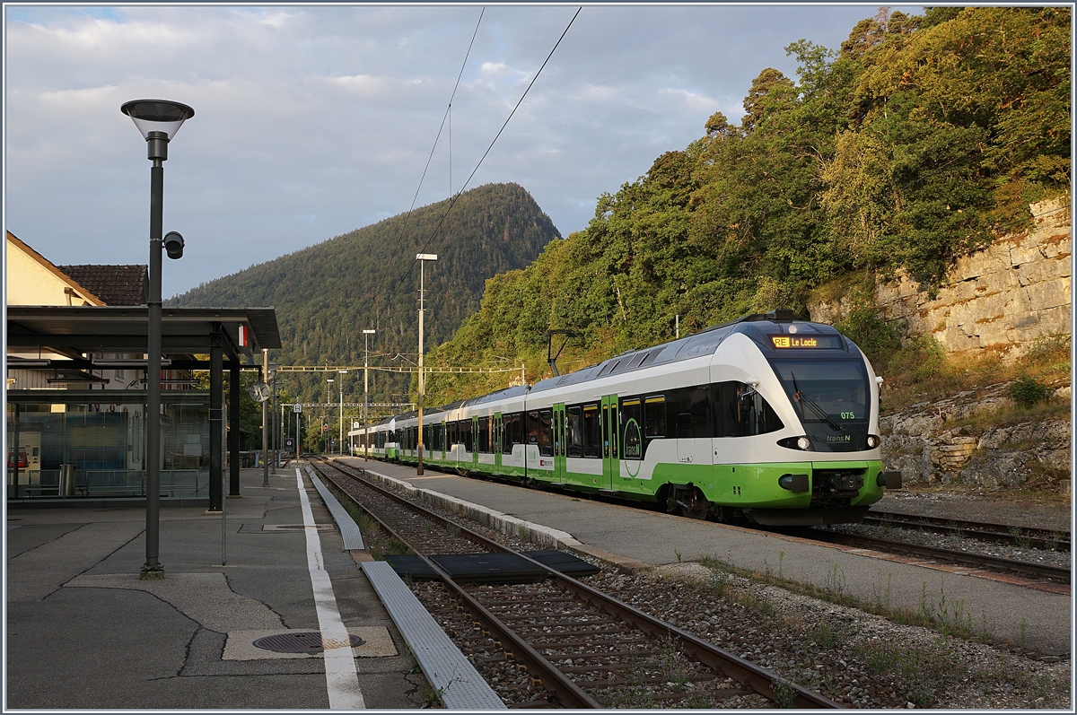 The RABe 523 075 and 527 333 on the way to Le Locle in Chambrelien. 

12.08.2020