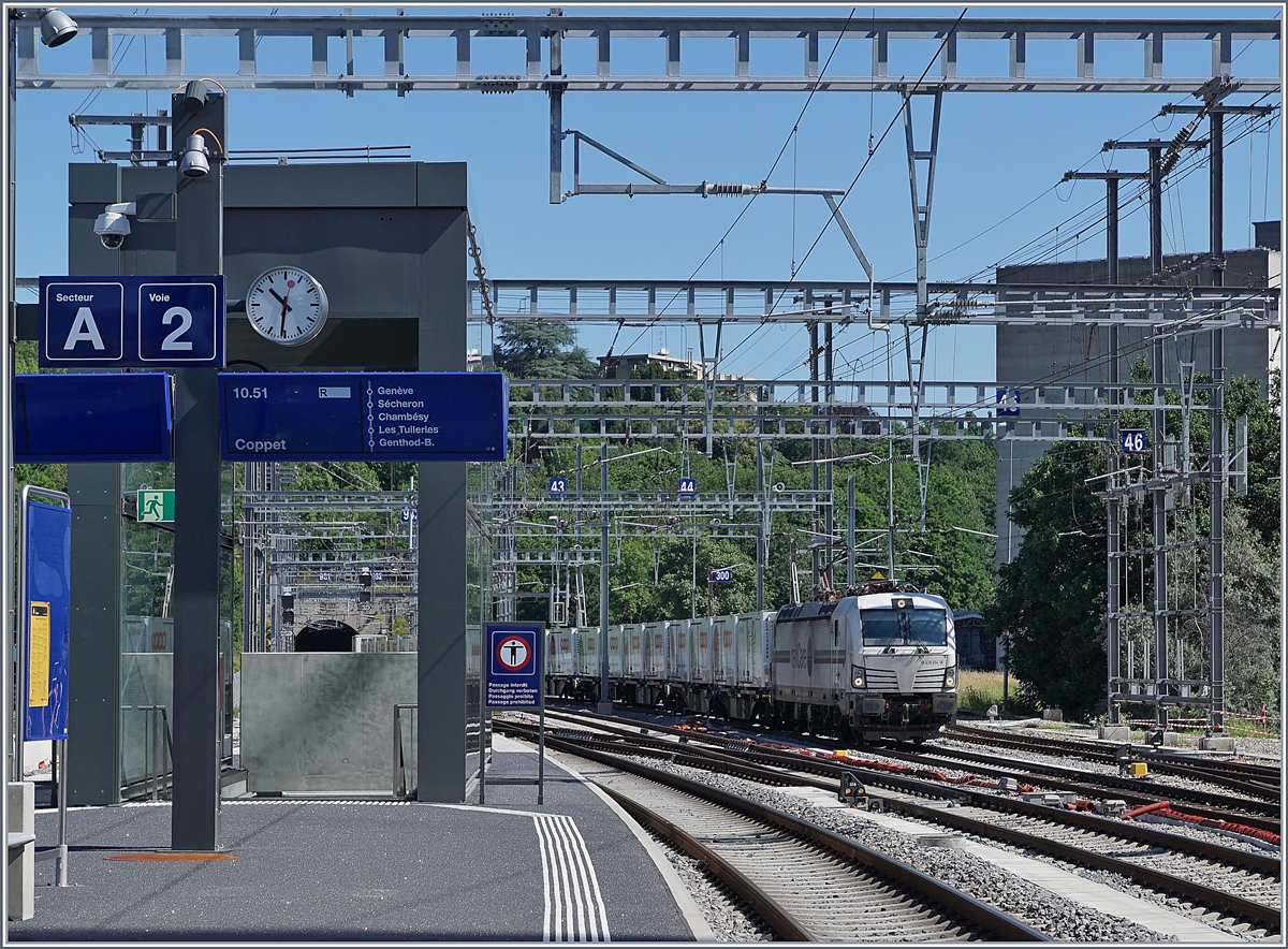 The RailCare Rem 476 454 (UIC 91 85 4476 454-4 CH-RLC) in Lancy Pont Rouge / Genève La Praille. 
19.06.2018