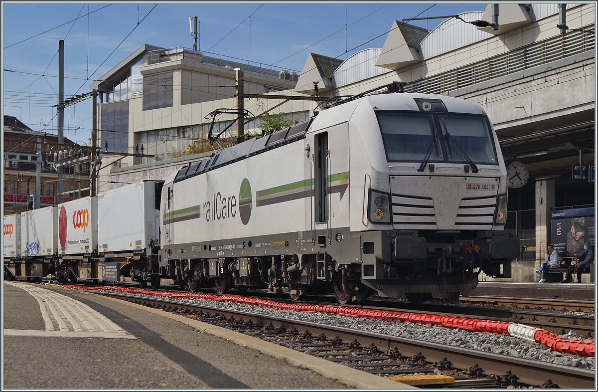 The Railcare Rem 476 454  Wallis/Valais  in Lausanne.

08.05.2021
