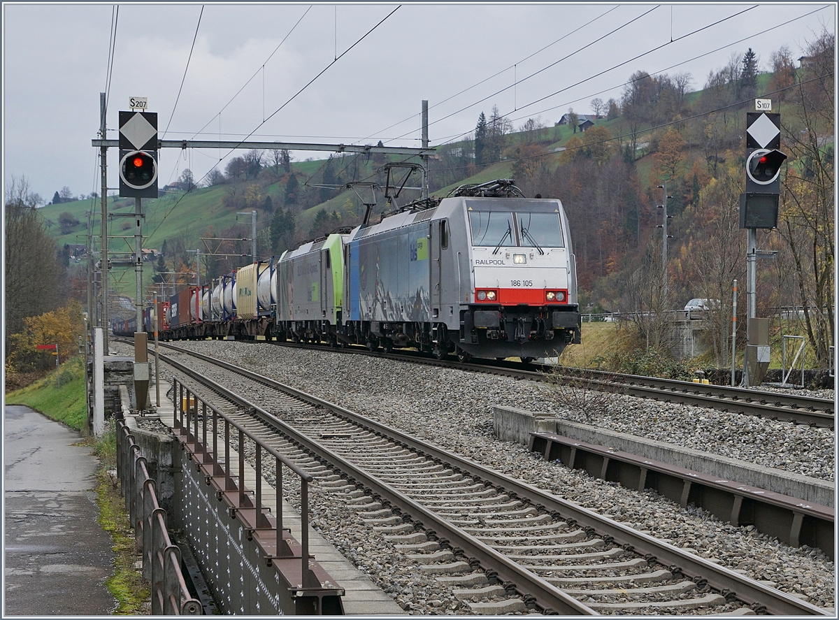 The Railpool 186 105 and an other BLS Lok wiht a Cargo Train by Muelenen.
09.11.2017