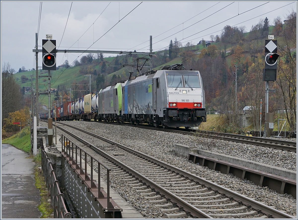 The Railpool 186 105 and an other BLS Lok wiht a Cargo Train by Muelenen.
09.11.2017