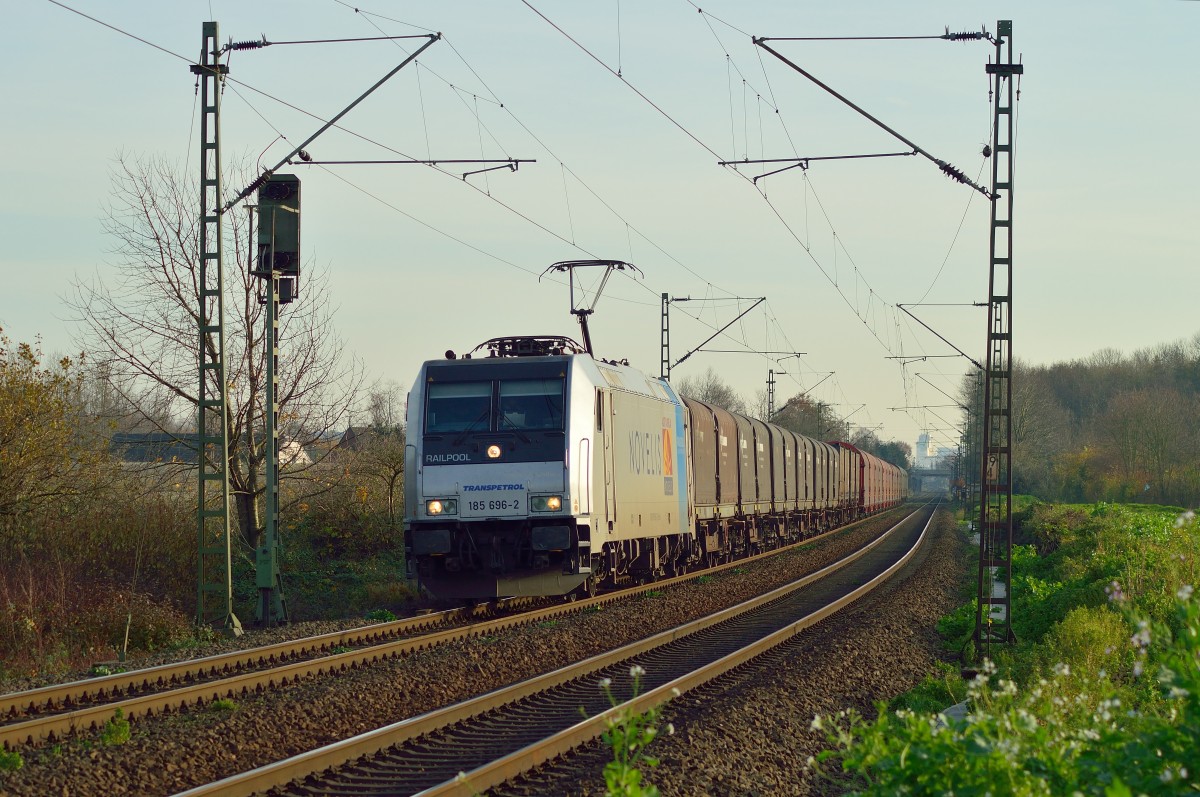 The Railpool class 185 696-2 Marie Chanthou on it's way to Northeim in Lowersaxoni, 
here is the train near Osterath. 23th oct. 2014