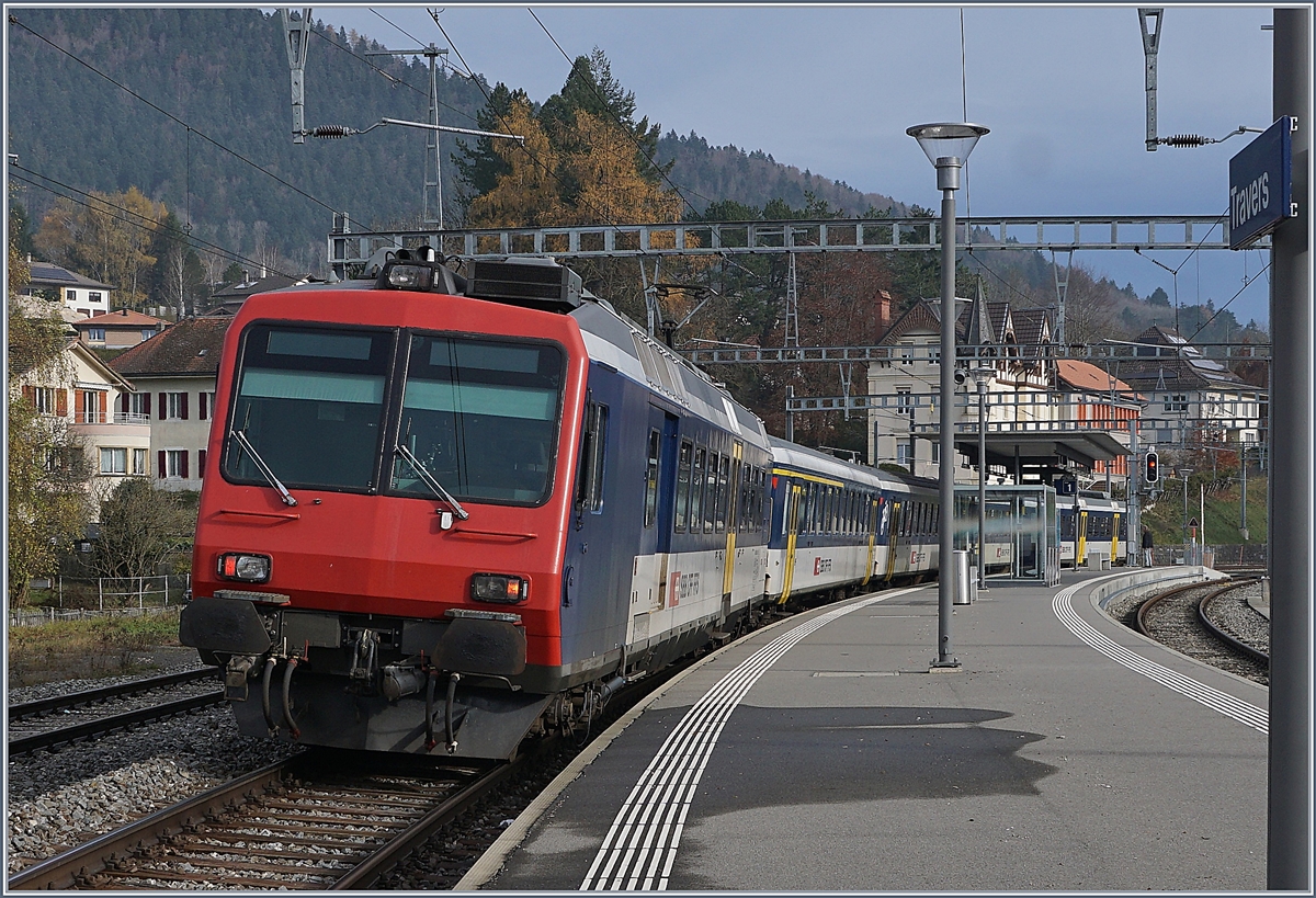 The RE 18123 from Frasne to Neuchâtel by his stop in Travers.

23.11.2019