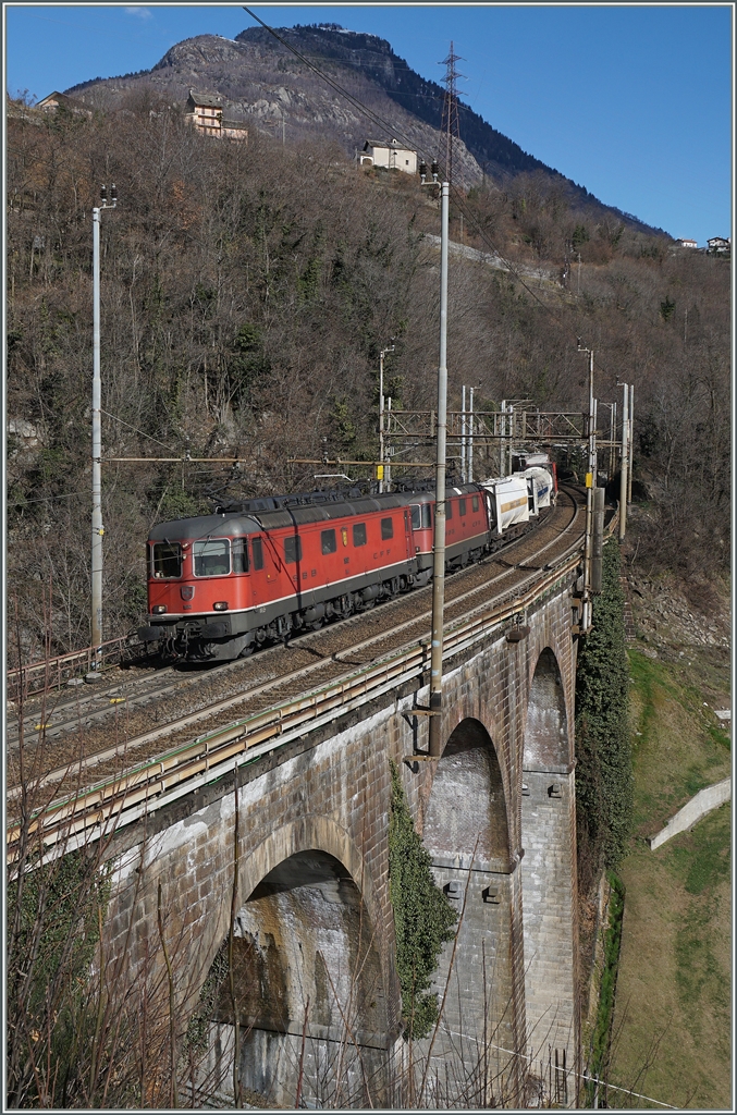 The Re 6/6 11682 and a Re 4/4 II with a Cargo train on the way to Domo II by Preglia.
19.02.2016