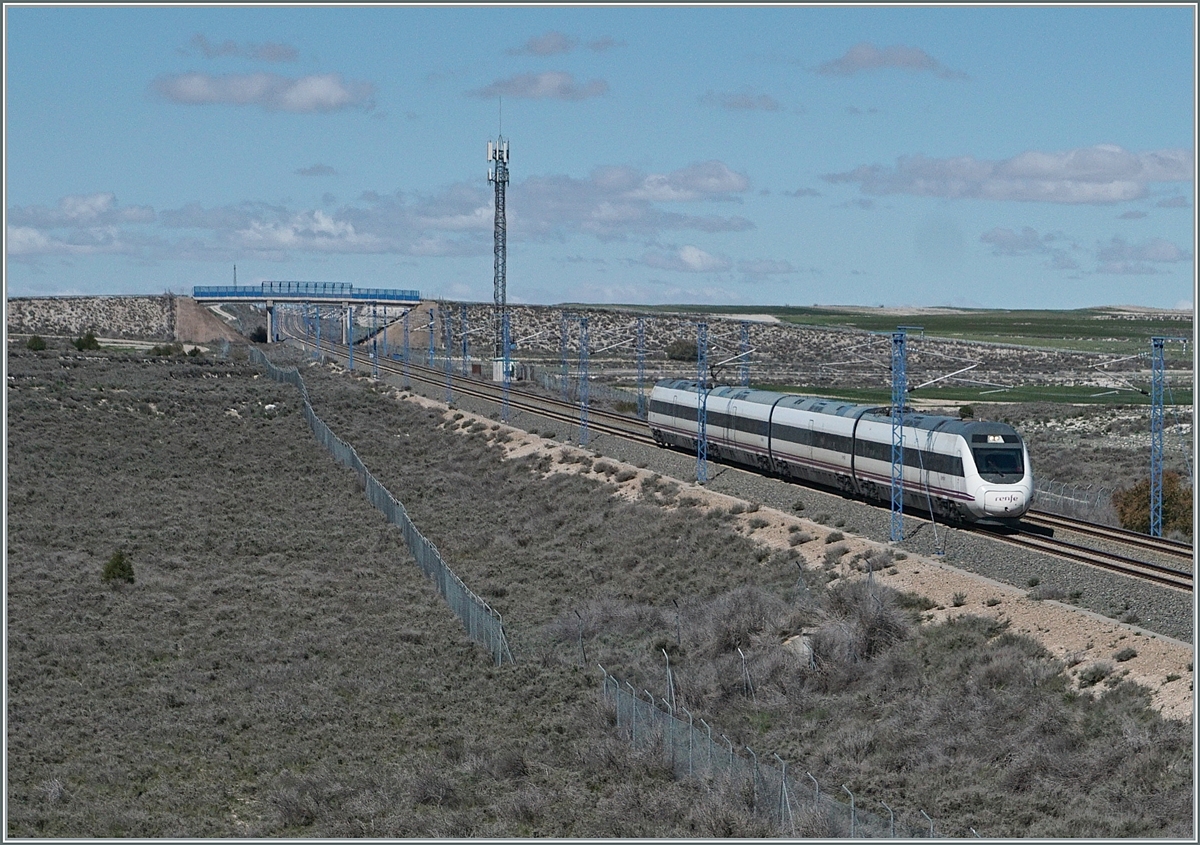 The RENFE Aliva Serie 120 is the Aliva Service  533 from San Sebastian to Barceolona; this trein runs here with high speed trough the landscape by Bujaraloz (Spain). 

18.04.2024