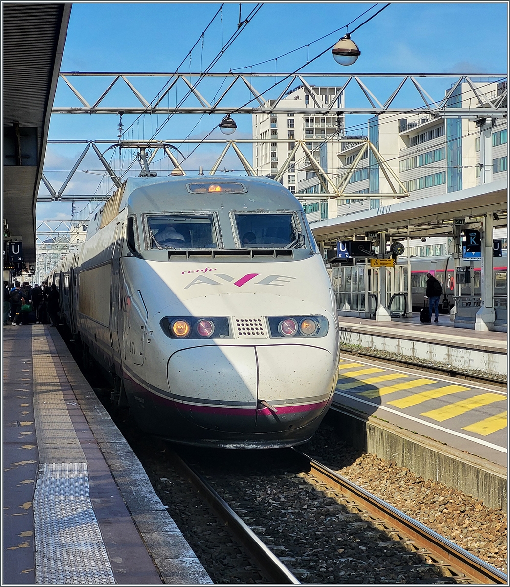 The RENFE AVE 100 221-1 multiple unit waits in Lyon Part Dieu for departure (2:32 p.m.) to Barcelona Sants (at 7:34 p.m.). March 13, 2024