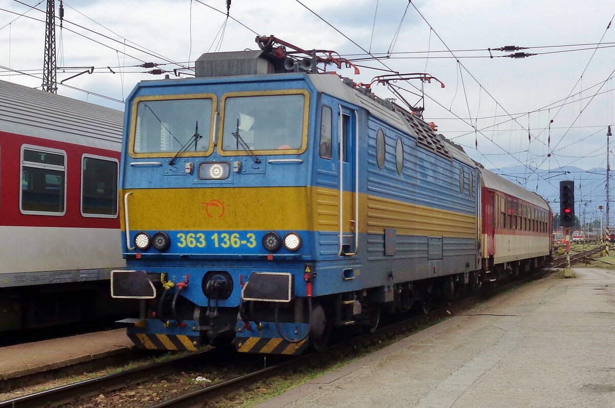 The retro livery on 363 136 is already somewhat faded when she arrives at Zilina on 15 May 2018.