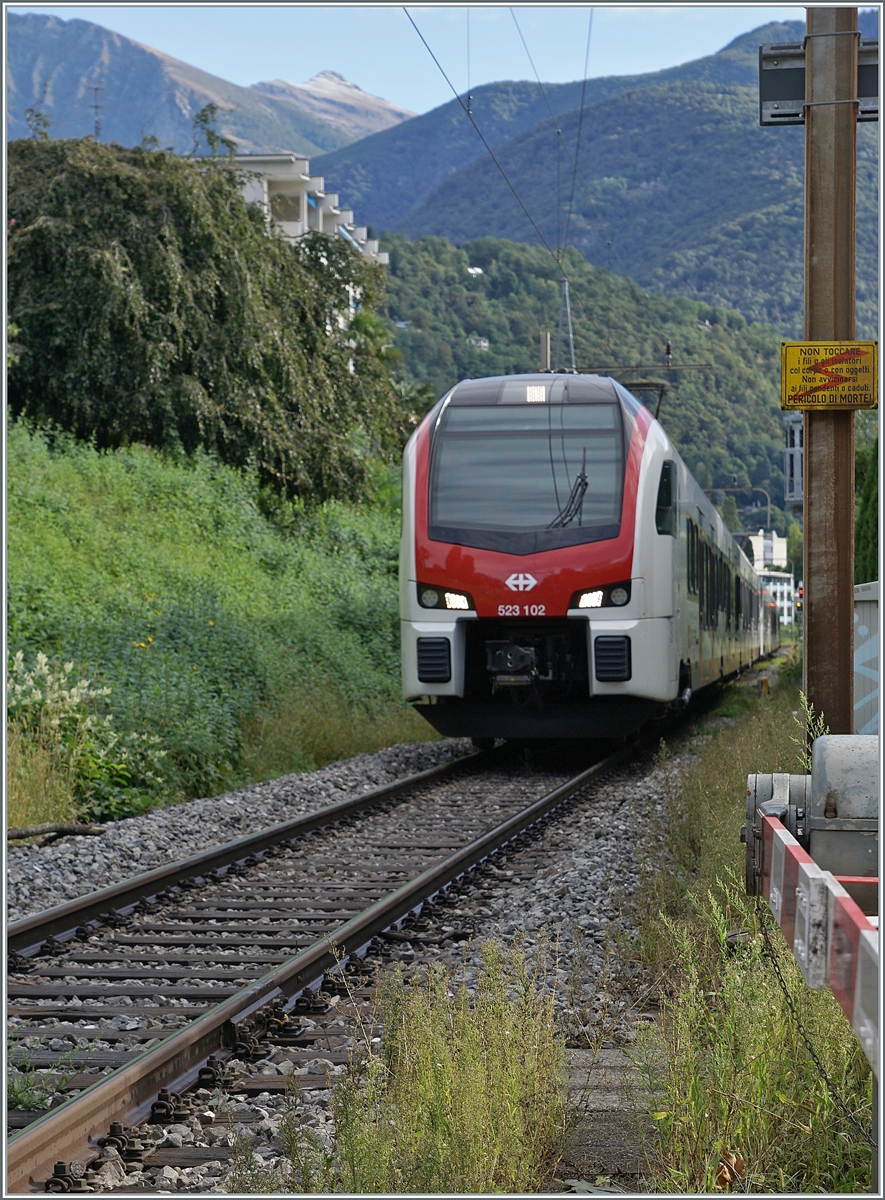 The REV RABe 523 102 on a TILO service on the way to Locarno by Minusio. 

20.09.2021