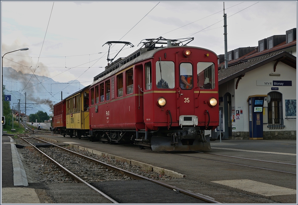 The RhB ABe 4/4 35 on theway from Chaulin to Veey by his stop in Blonay.
03.06.2017