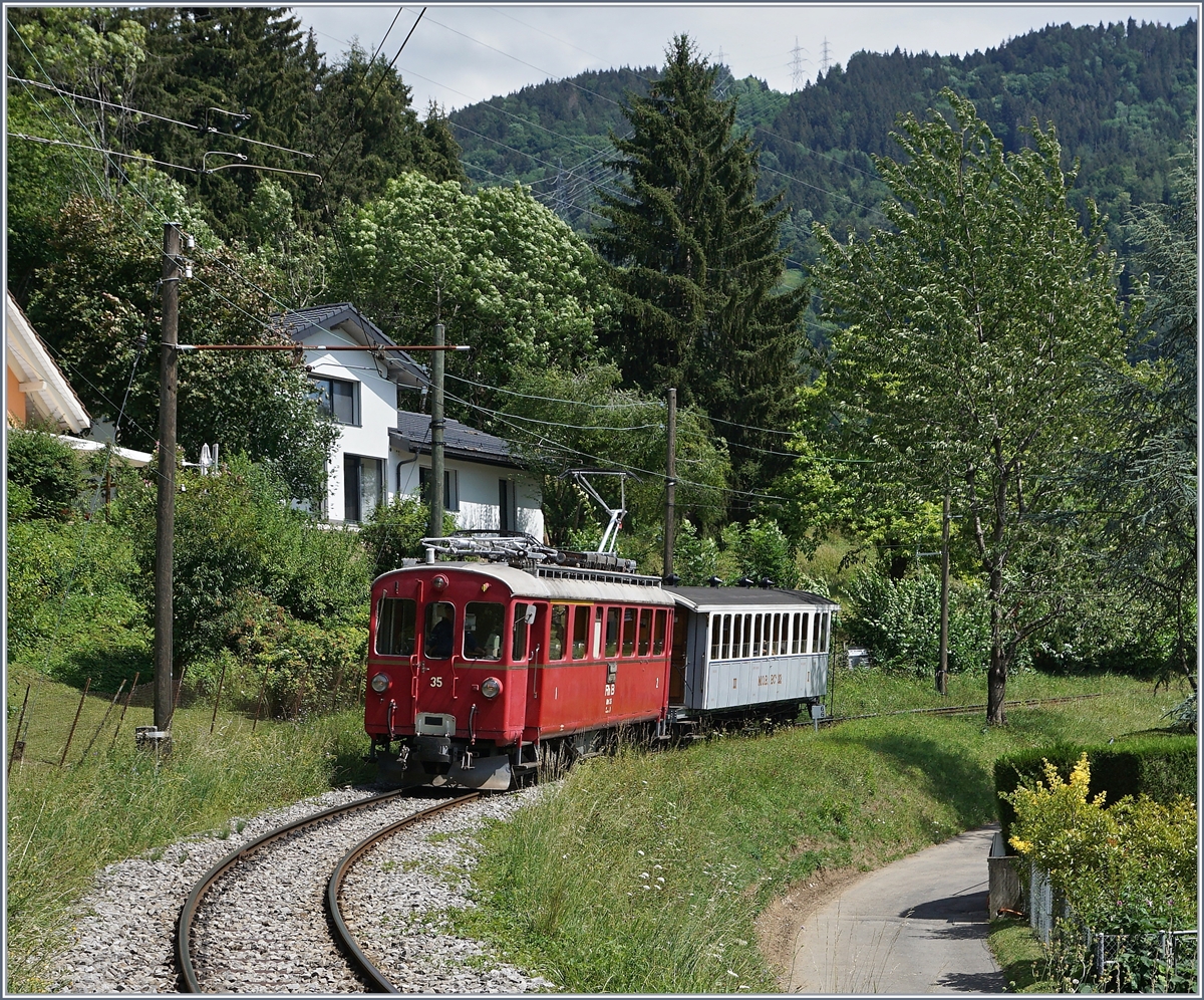 The RhB ABe 4/4 35 with the  Riviera-Belle-Epoque  Service on the way from Chaulin to Vevey by Blonay. 

26.07.2020