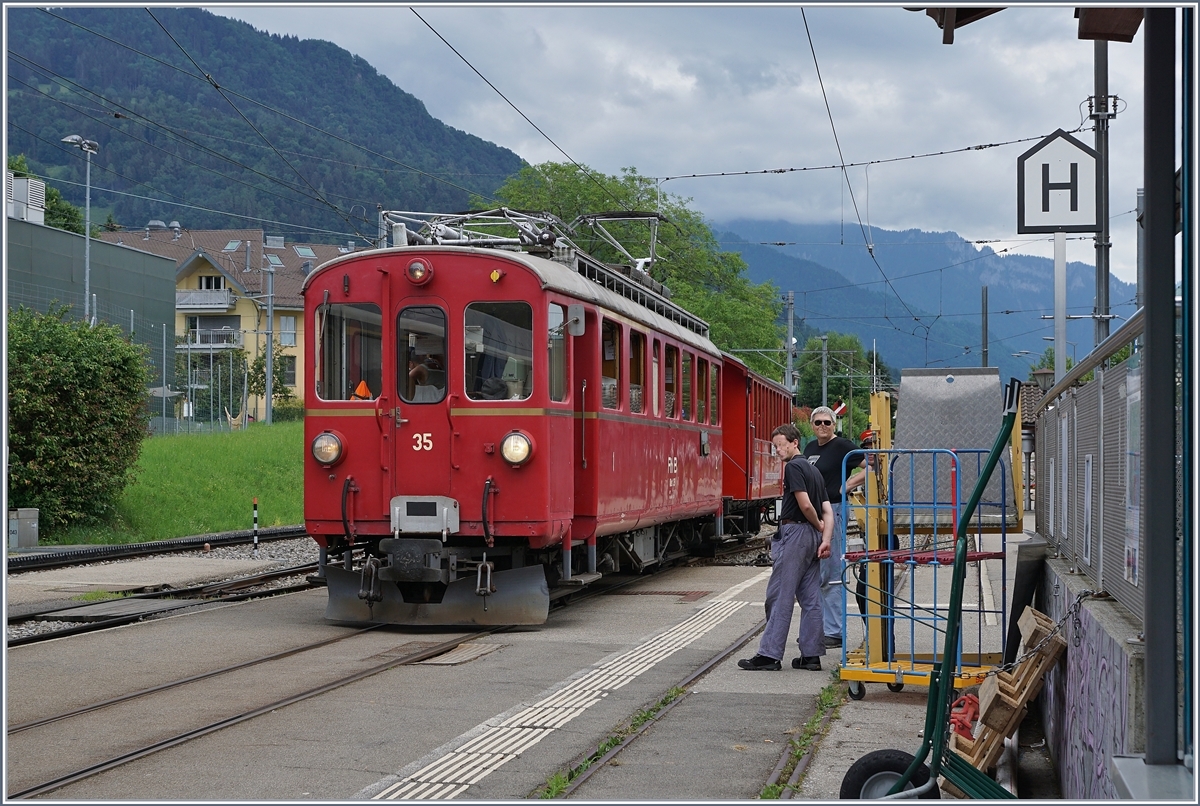 The RhB ABe 4/4 I N° 35 by the Blonay-Chamby Railway with his Riviera Belle Epoque Service from Chaulin to Vevey in Blonay. 

28.06.2020